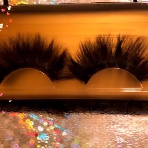 Lashing around boutique “The best Minks to blink”